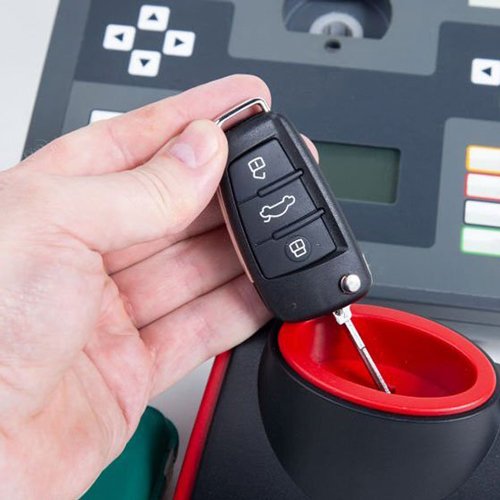 Speedy Keys auto locksmith creating a spare car key in Essex